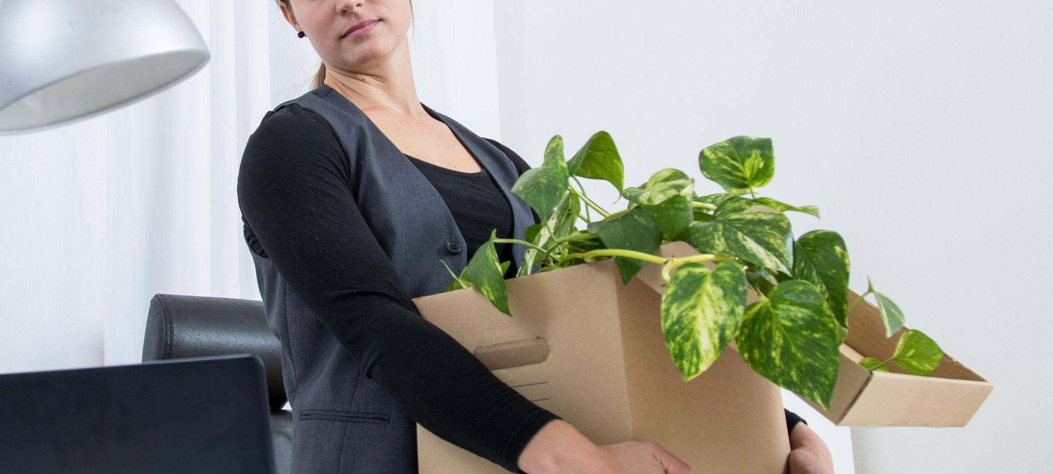 Eine Frau räumt ihren Schreibtisch