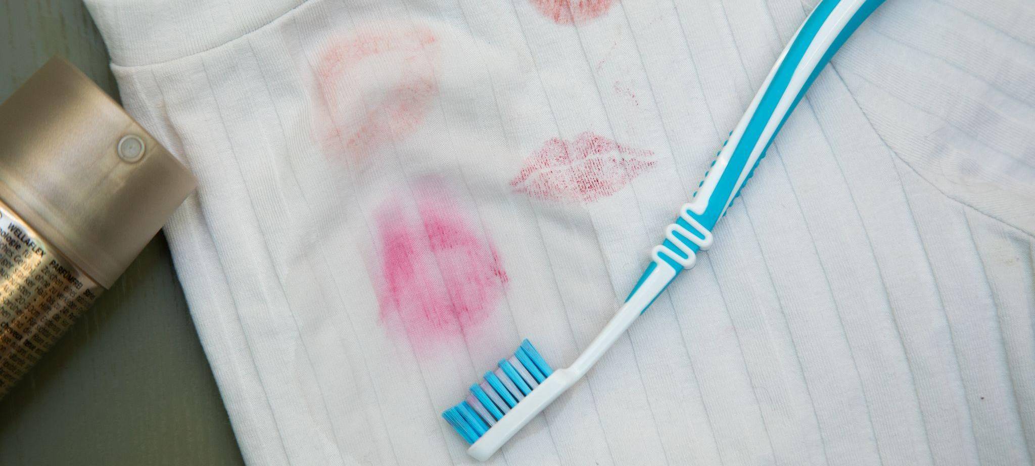 Lippenstiftflecken auf einem T-Shirt nach erfolgloser Reinigung