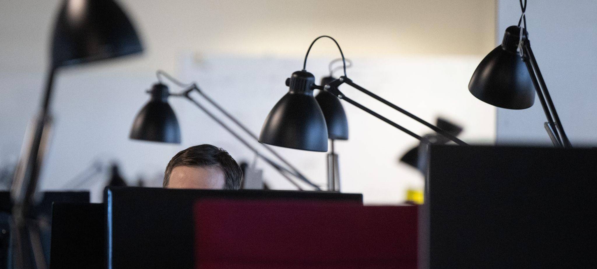 Mann arbeitet in einem Büro