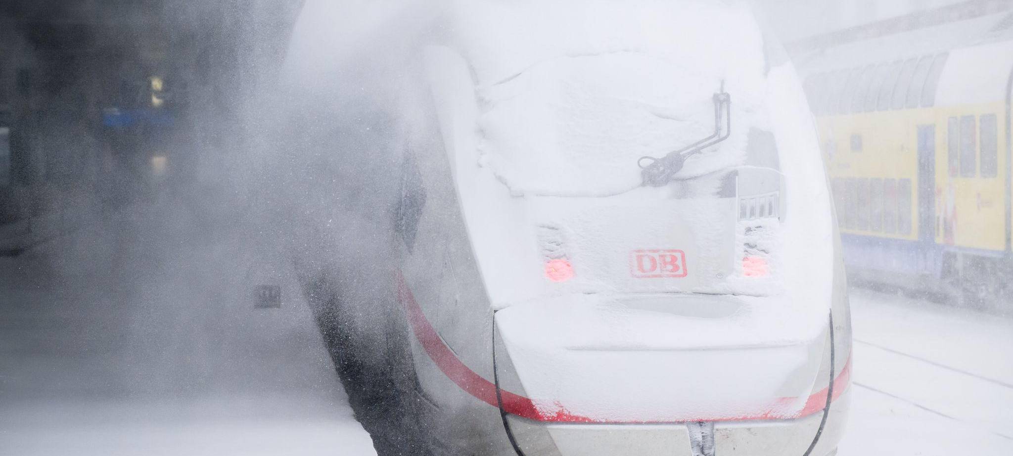 ICE steht während eines Schneesturms am Bahnhof