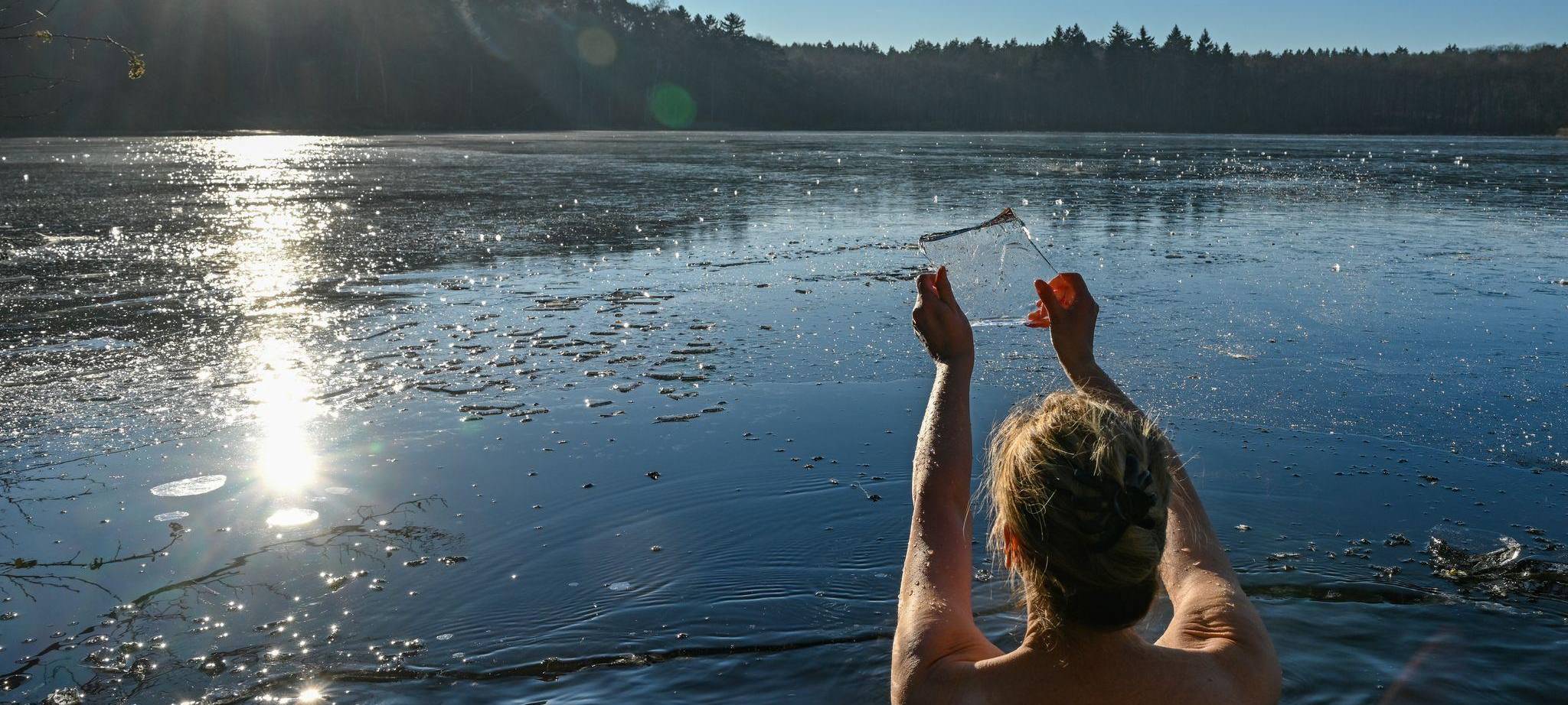 Frau geht in einem Loch im Eis baden