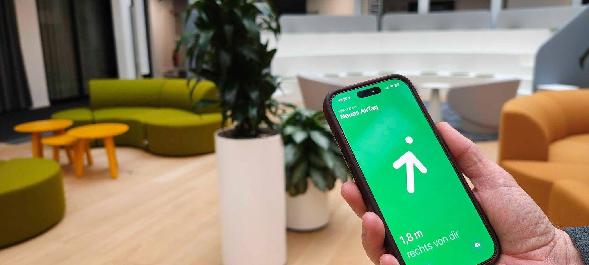 Mann sucht über sein Smartphone einen Schlüssel mit Airtag
