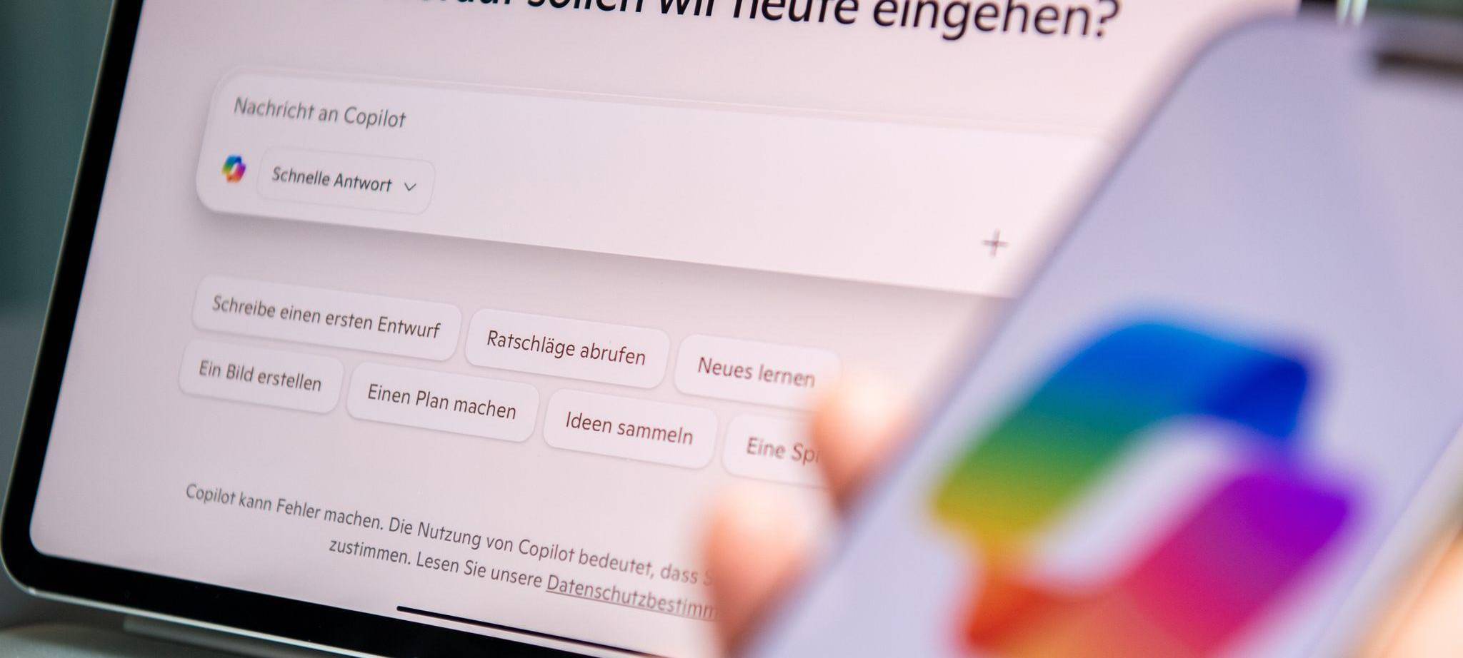 Eine Frau nutzt den KI-Assistenten Microsoft Copilot auf iPad und