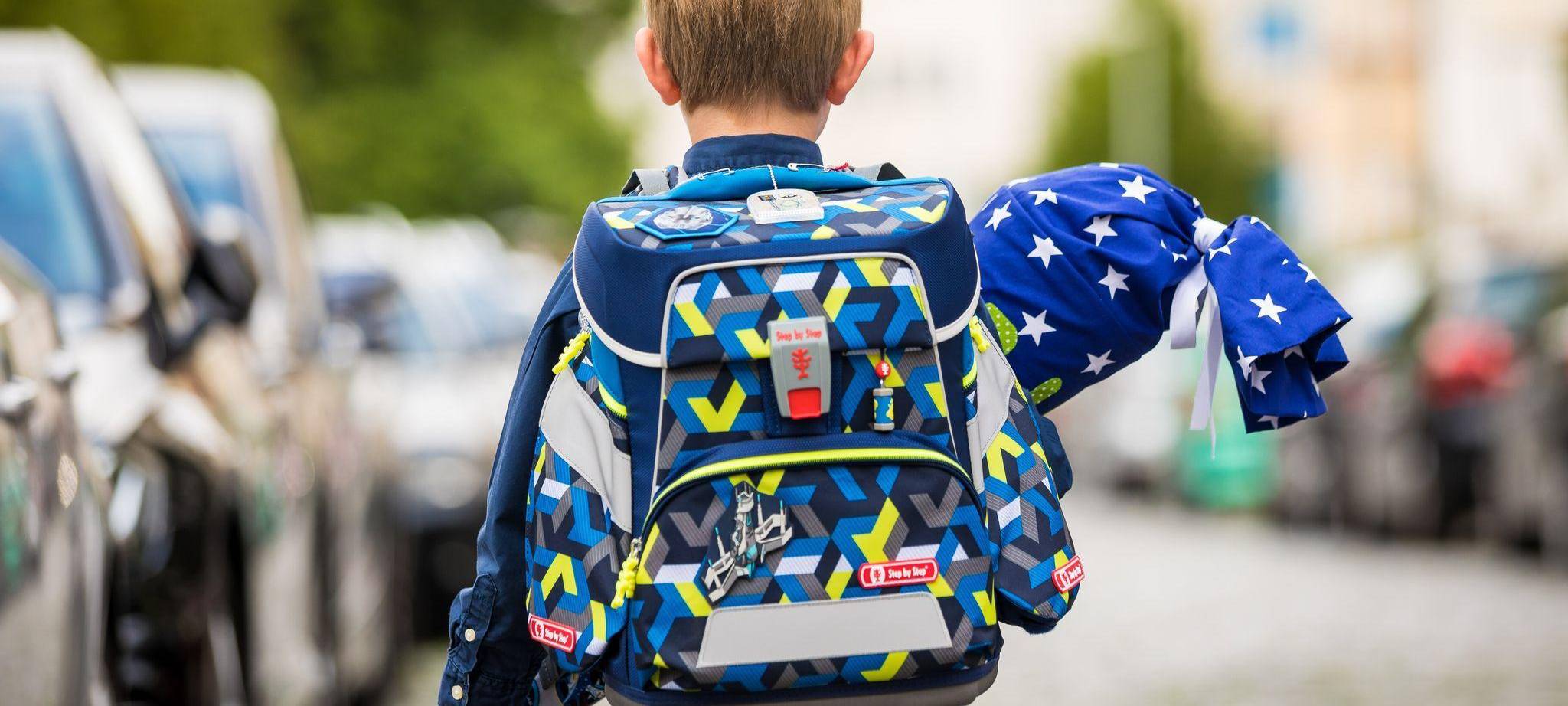 Erstklässler mit Schulranzen am Tag der Einschulung